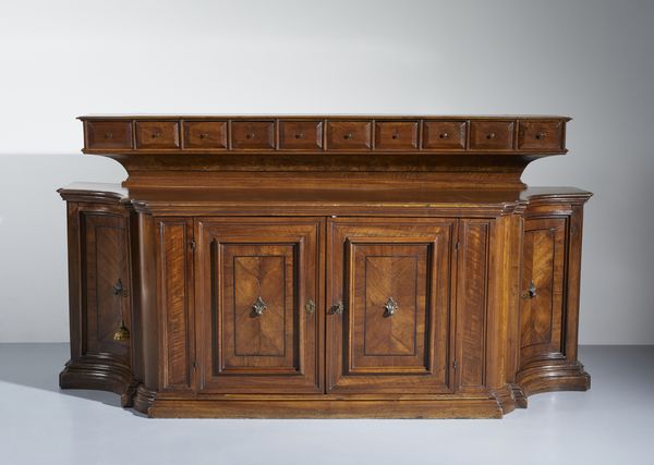 MANIFATTURA DEL XVIII-XIX SECOLO : Credenza in noce parzialmente lastronata in radica di noce, fronte dritto a due ante celanti cassetto interno e due ripiani, fianchi mossi a due ante. Alzata composta da dieci piccoli cassetti  - Asta Asta 449 | ARTE ANTICA E DEL XIX SECOLO Virtuale - Associazione Nazionale - Case d'Asta italiane