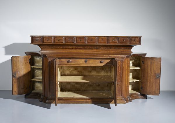 MANIFATTURA DEL XVIII-XIX SECOLO : Credenza in noce parzialmente lastronata in radica di noce, fronte dritto a due ante celanti cassetto interno e due ripiani, fianchi mossi a due ante. Alzata composta da dieci piccoli cassetti  - Asta Asta 449 | ARTE ANTICA E DEL XIX SECOLO Virtuale - Associazione Nazionale - Case d'Asta italiane