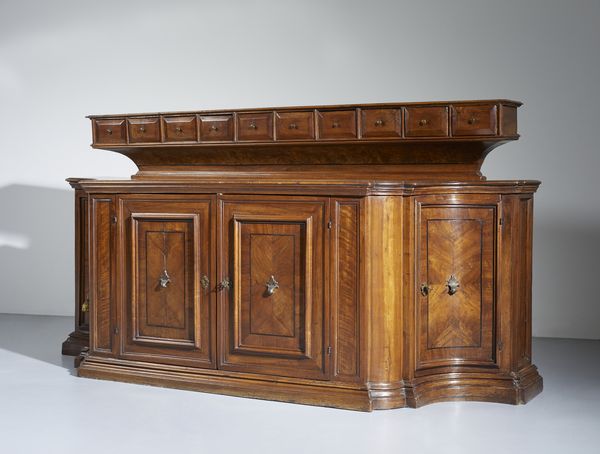 MANIFATTURA DEL XVIII-XIX SECOLO : Credenza in noce parzialmente lastronata in radica di noce, fronte dritto a due ante celanti cassetto interno e due ripiani, fianchi mossi a due ante. Alzata composta da dieci piccoli cassetti  - Asta Asta 449 | ARTE ANTICA E DEL XIX SECOLO Virtuale - Associazione Nazionale - Case d'Asta italiane