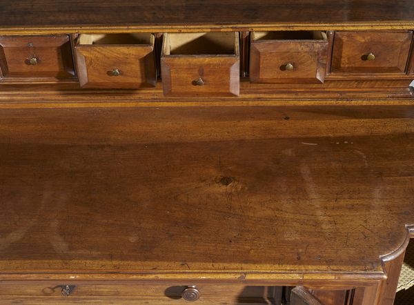 MANIFATTURA DEL XVIII-XIX SECOLO : Credenza in noce parzialmente lastronata in radica di noce, fronte dritto a due ante celanti cassetto interno e due ripiani, fianchi mossi a due ante. Alzata composta da dieci piccoli cassetti  - Asta Asta 449 | ARTE ANTICA E DEL XIX SECOLO Virtuale - Associazione Nazionale - Case d'Asta italiane