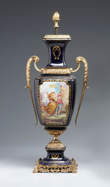 MANIFATTURA FRANCESE DEL XIX-XX SECOLO : Vaso biansato  in porcellana blu con decorazioni dorate, applicazioni e base in bronzo dorato, corpo dipinto sul fronte con scena galante di gusto settecentesco  - Asta Asta 449 | ARTE ANTICA E DEL XIX SECOLO Virtuale - Associazione Nazionale - Case d'Asta italiane