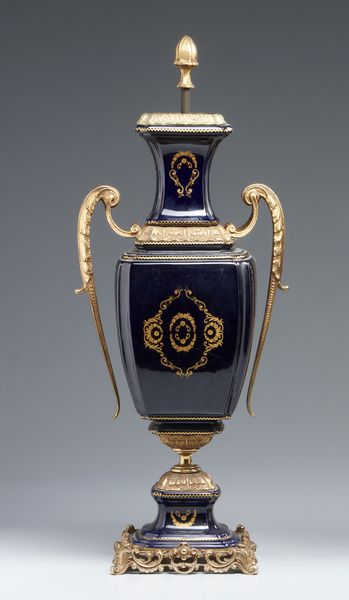 MANIFATTURA FRANCESE DEL XIX-XX SECOLO : Vaso biansato  in porcellana blu con decorazioni dorate, applicazioni e base in bronzo dorato, corpo dipinto sul fronte con scena galante di gusto settecentesco  - Asta Asta 449 | ARTE ANTICA E DEL XIX SECOLO Virtuale - Associazione Nazionale - Case d'Asta italiane