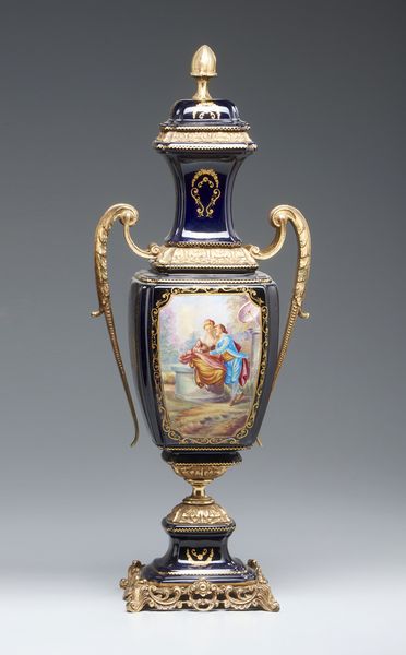 MANIFATTURA FRANCESE DEL XIX-XX SECOLO : Vaso biansato  in porcellana blu con decorazioni dorate, applicazioni e base in bronzo dorato, corpo dipinto sul fronte con scena galante di gusto settecentesco  - Asta Asta 449 | ARTE ANTICA E DEL XIX SECOLO Virtuale - Associazione Nazionale - Case d'Asta italiane