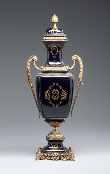 MANIFATTURA FRANCESE DEL XIX-XX SECOLO : Vaso biansato  in porcellana blu con decorazioni dorate, applicazioni e base in bronzo dorato, corpo dipinto sul fronte con scena galante di gusto settecentesco  - Asta Asta 449 | ARTE ANTICA E DEL XIX SECOLO Virtuale - Associazione Nazionale - Case d'Asta italiane