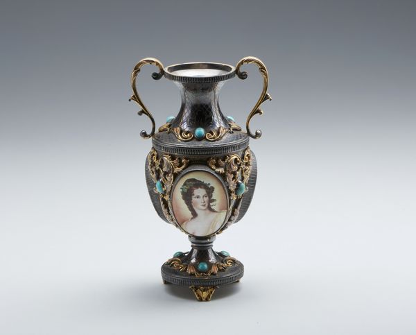 MANIFATTURA DEL XX SECOLO : Piccolo vaso in metallo cesellato e parzialmente dorato, con inserti di pietre dure e due miniature a smalto raffiguranti ritratti femminili  - Asta Asta 449 | ARTE ANTICA E DEL XIX SECOLO Virtuale - Associazione Nazionale - Case d'Asta italiane