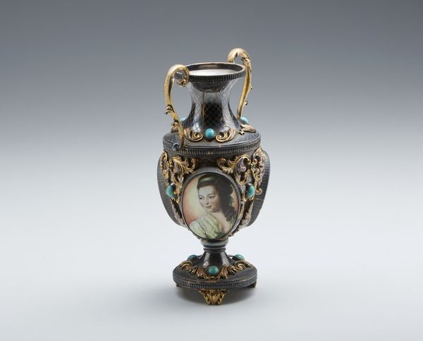 MANIFATTURA DEL XX SECOLO : Piccolo vaso in metallo cesellato e parzialmente dorato, con inserti di pietre dure e due miniature a smalto raffiguranti ritratti femminili  - Asta Asta 449 | ARTE ANTICA E DEL XIX SECOLO Virtuale - Associazione Nazionale - Case d'Asta italiane