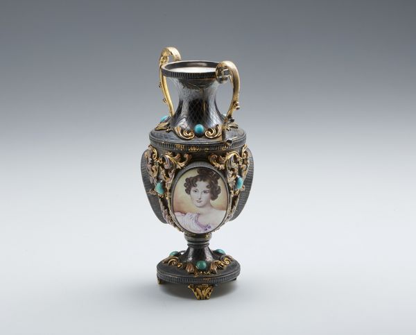 MANIFATTURA DEL XX SECOLO : Piccolo vaso in metallo cesellato e parzialmente dorato, con inserti di pietre dure e due miniature a smalto raffiguranti ritratti femminili  - Asta Asta 449 | ARTE ANTICA E DEL XIX SECOLO Virtuale - Associazione Nazionale - Case d'Asta italiane