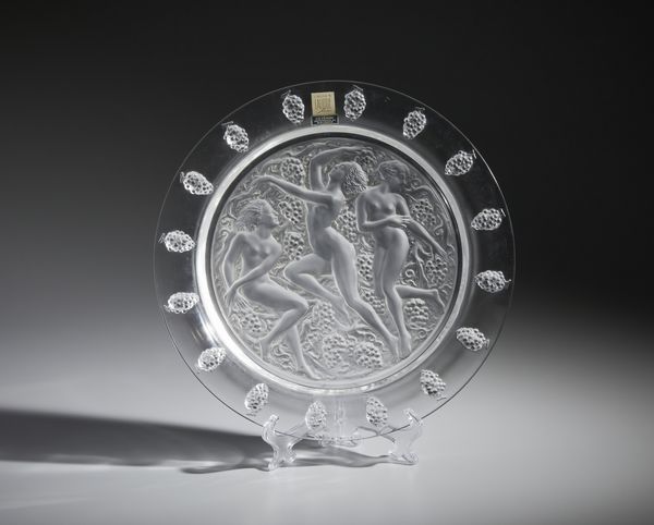 LALIQUE : Piatto circolare 'Cte d'Or' detto anche 'Coup aut trois figurine et raisins' in vetro satinato con decorazioni a rilievo  - Asta Asta 449 | ARTE ANTICA E DEL XIX SECOLO Virtuale - Associazione Nazionale - Case d'Asta italiane