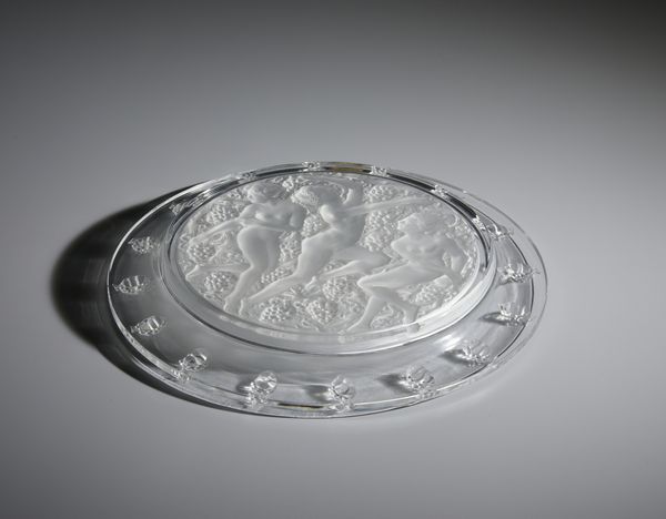 LALIQUE : Piatto circolare 'Cte d'Or' detto anche 'Coup aut trois figurine et raisins' in vetro satinato con decorazioni a rilievo  - Asta Asta 449 | ARTE ANTICA E DEL XIX SECOLO Virtuale - Associazione Nazionale - Case d'Asta italiane