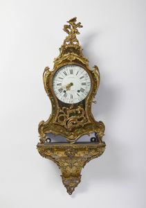 MANIFATTURA FRANCESE DEL XIX SECOLO : Grande orologio da parete in stile Boulle con applicazioni di gusto rocaille in bronzo dorato e lamina metallica su struttura in legno, con mensola d'appoggio  - Asta Asta 449 | ARTE ANTICA E DEL XIX SECOLO Virtuale - Associazione Nazionale - Case d'Asta italiane