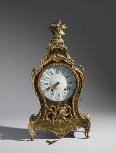 MANIFATTURA FRANCESE DEL XIX SECOLO : Grande orologio da parete in stile Boulle con applicazioni di gusto rocaille in bronzo dorato e lamina metallica su struttura in legno, con mensola d'appoggio  - Asta Asta 449 | ARTE ANTICA E DEL XIX SECOLO Virtuale - Associazione Nazionale - Case d'Asta italiane