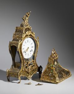 MANIFATTURA FRANCESE DEL XIX SECOLO : Grande orologio da parete in stile Boulle con applicazioni di gusto rocaille in bronzo dorato e lamina metallica su struttura in legno, con mensola d'appoggio  - Asta Asta 449 | ARTE ANTICA E DEL XIX SECOLO Virtuale - Associazione Nazionale - Case d'Asta italiane