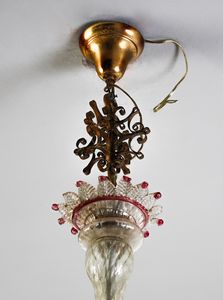 MANIFATTURA VENEZIANA DEL XX SECOLO : Lampadario in vetro incolore e policromo, con decorazioni a steli floreali e fitomorfe  - Asta Asta 449 | ARTE ANTICA E DEL XIX SECOLO Virtuale - Associazione Nazionale - Case d'Asta italiane