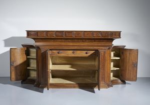 MANIFATTURA DEL XVIII-XIX SECOLO : Credenza in noce parzialmente lastronata in radica di noce, fronte dritto a due ante celanti cassetto interno e due ripiani, fianchi mossi a due ante. Alzata composta da dieci piccoli cassetti  - Asta Asta 449 | ARTE ANTICA E DEL XIX SECOLO Virtuale - Associazione Nazionale - Case d'Asta italiane