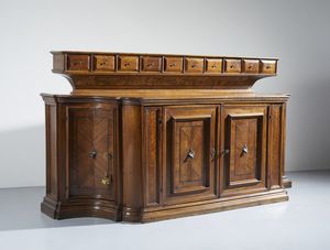 MANIFATTURA DEL XVIII-XIX SECOLO : Credenza in noce parzialmente lastronata in radica di noce, fronte dritto a due ante celanti cassetto interno e due ripiani, fianchi mossi a due ante. Alzata composta da dieci piccoli cassetti  - Asta Asta 449 | ARTE ANTICA E DEL XIX SECOLO Virtuale - Associazione Nazionale - Case d'Asta italiane