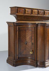 MANIFATTURA DEL XVIII-XIX SECOLO : Credenza in noce parzialmente lastronata in radica di noce, fronte dritto a due ante celanti cassetto interno e due ripiani, fianchi mossi a due ante. Alzata composta da dieci piccoli cassetti  - Asta Asta 449 | ARTE ANTICA E DEL XIX SECOLO Virtuale - Associazione Nazionale - Case d'Asta italiane