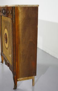 MANIFATTURA DEL XX SECOLO : Coppia di copricaloriferi in legno intarsiato e smalti in forma di cassettoni in stile Luigi XV, fronte in paglia intrecciata, piano in marmo sagomato  - Asta Asta 449 | ARTE ANTICA E DEL XIX SECOLO Virtuale - Associazione Nazionale - Case d'Asta italiane