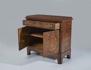 MANIFATTURA DEL XX SECOLO : Credenza in legno intarsiato con motivi floreali, fronte dritto con cassetto sottopiano e due ante, piedi a mensola  - Asta Asta 449 | ARTE ANTICA E DEL XIX SECOLO Virtuale - Associazione Nazionale - Case d'Asta italiane