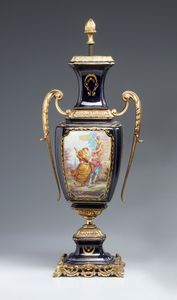 MANIFATTURA FRANCESE DEL XIX-XX SECOLO - Vaso biansato  in porcellana blu con decorazioni dorate, applicazioni e base in bronzo dorato, corpo dipinto sul fronte con scena galante di gusto settecentesco