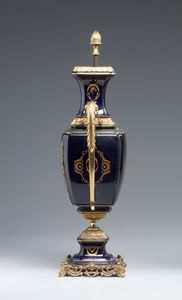 MANIFATTURA FRANCESE DEL XIX-XX SECOLO : Vaso biansato  in porcellana blu con decorazioni dorate, applicazioni e base in bronzo dorato, corpo dipinto sul fronte con scena galante di gusto settecentesco  - Asta Asta 449 | ARTE ANTICA E DEL XIX SECOLO Virtuale - Associazione Nazionale - Case d'Asta italiane