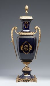 MANIFATTURA FRANCESE DEL XIX-XX SECOLO : Vaso biansato  in porcellana blu con decorazioni dorate, applicazioni e base in bronzo dorato, corpo dipinto sul fronte con scena galante di gusto settecentesco  - Asta Asta 449 | ARTE ANTICA E DEL XIX SECOLO Virtuale - Associazione Nazionale - Case d'Asta italiane