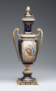 MANIFATTURA FRANCESE DEL XIX-XX SECOLO - Vaso biansato  in porcellana blu con decorazioni dorate, applicazioni e base in bronzo dorato, corpo dipinto sul fronte con scena galante di gusto settecentesco