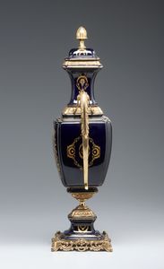 MANIFATTURA FRANCESE DEL XIX-XX SECOLO : Vaso biansato  in porcellana blu con decorazioni dorate, applicazioni e base in bronzo dorato, corpo dipinto sul fronte con scena galante di gusto settecentesco  - Asta Asta 449 | ARTE ANTICA E DEL XIX SECOLO Virtuale - Associazione Nazionale - Case d'Asta italiane