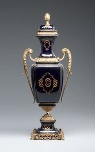 MANIFATTURA FRANCESE DEL XIX-XX SECOLO : Vaso biansato  in porcellana blu con decorazioni dorate, applicazioni e base in bronzo dorato, corpo dipinto sul fronte con scena galante di gusto settecentesco  - Asta Asta 449 | ARTE ANTICA E DEL XIX SECOLO Virtuale - Associazione Nazionale - Case d'Asta italiane