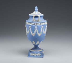 MANIFATTURA DI WEDGWOOD, XX SECOLO : Urna 'all'antica' in ceramica azzurra e bianca con ghirlande floreali e fitomorfe, corpo centrato da figure di Apollo e di una Musa  - Asta Asta 449 | ARTE ANTICA E DEL XIX SECOLO Virtuale - Associazione Nazionale - Case d'Asta italiane