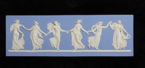 MANIFATTURA DI WEDGWOOD, XX SECOLO - Placca rettangolare in ceramica azzurra e bianca raffigurante la Danza delle Ore