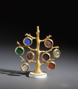 MANIFATTURA ITALIANA DEL XX SECOLO - Piccolo albero in bronzo dorato montato con medaglioni in commesso di marmi e pietre dure