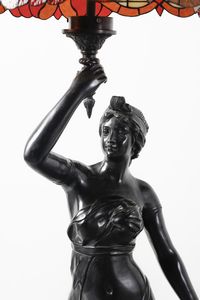 MANIFATTURA FRANCESE DEL XX SECOLO : Coppia di grandi figure femminili portalampada in metallo patinato, cappello del lume in stileTiffany  - Asta Asta 449 | ARTE ANTICA E DEL XIX SECOLO Virtuale - Associazione Nazionale - Case d'Asta italiane