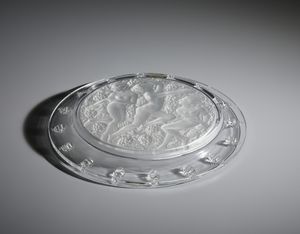 LALIQUE : Piatto circolare 'Cte d'Or' detto anche 'Coup aut trois figurine et raisins' in vetro satinato con decorazioni a rilievo  - Asta Asta 449 | ARTE ANTICA E DEL XIX SECOLO Virtuale - Associazione Nazionale - Case d'Asta italiane