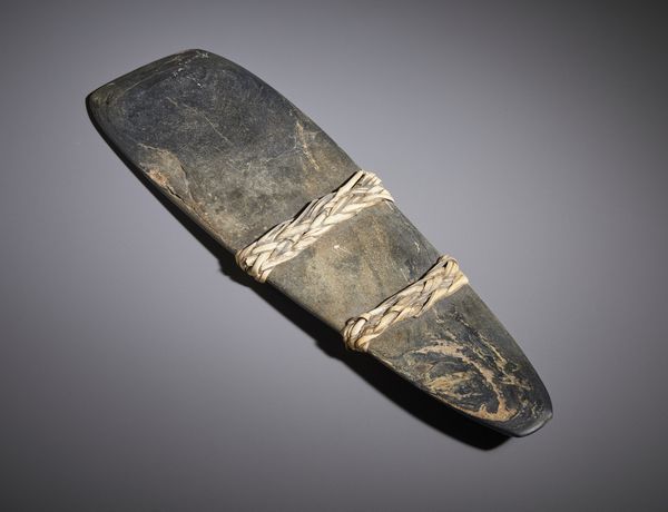 . : Interessante esemplare di ascia manuale proveniente dalla cultura Dani e dalla cultura Langda in Papua Nuova Guinea e prodotte con pietra vulcanica.Irian Jaya, XIX secolo.  - Asta Asta 450 | WUNDERKAMMER, CURIOSITIES & ETNOGRAFICA - A GENTLEMAN' S CABINET OF CURIOSITIES Online - Associazione Nazionale - Case d'Asta italiane