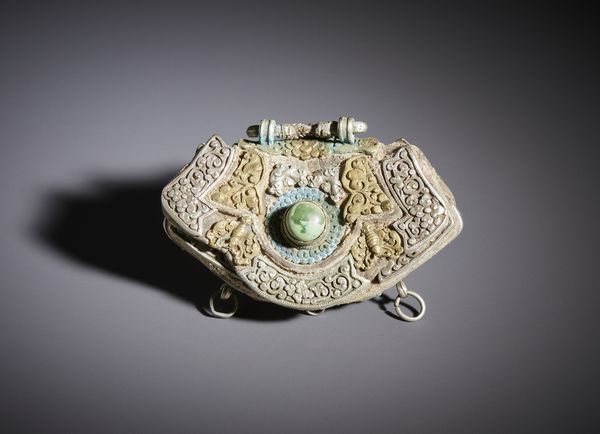 . : Borsa porta tabacco in cuoio, pietra dura, argento e fibre. Mongolia, XIX secolo.  - Asta Asta 450 | WUNDERKAMMER, CURIOSITIES & ETNOGRAFICA - A GENTLEMAN' S CABINET OF CURIOSITIES Online - Associazione Nazionale - Case d'Asta italiane