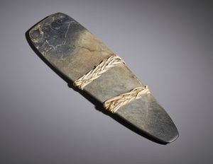 . : Interessante esemplare di ascia manuale proveniente dalla cultura Dani e dalla cultura Langda in Papua Nuova Guinea e prodotte con pietra vulcanica.Irian Jaya, XIX secolo.  - Asta Asta 450 | WUNDERKAMMER, CURIOSITIES & ETNOGRAFICA - A GENTLEMAN' S CABINET OF CURIOSITIES Online - Associazione Nazionale - Case d'Asta italiane