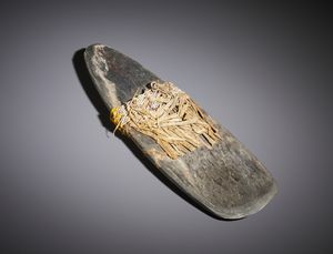 . : Interessante esemplare di ascia manuale proveniente dalla cultura Dani e dalla cultura Langda in Papua Nuova Guinea e prodotte con pietra vulcanica. Irian Jaya, XIX sec.  - Asta Asta 450 | WUNDERKAMMER, CURIOSITIES & ETNOGRAFICA - A GENTLEMAN' S CABINET OF CURIOSITIES Online - Associazione Nazionale - Case d'Asta italiane