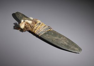 . : Interessante esemplare di ascia manuale proveniente dalla cultura Dani e dalla cultura Langda in Papua Nuova Guinea e prodotte con pietra vulcanica. Irian Jaya, XIX secolo.  - Asta Asta 450 | WUNDERKAMMER, CURIOSITIES & ETNOGRAFICA - A GENTLEMAN' S CABINET OF CURIOSITIES Online - Associazione Nazionale - Case d'Asta italiane