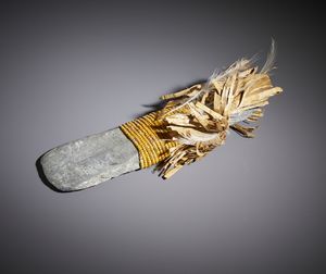 . : Interessante esemplare di ascia manuale proveniente dalla cultura Dani e dalla cultura Langda in Papua Nuova Guinea e prodotte con pietra vulcanica.Irian Jaya, XIX secolo.  - Asta Asta 450 | WUNDERKAMMER, CURIOSITIES & ETNOGRAFICA - A GENTLEMAN' S CABINET OF CURIOSITIES Online - Associazione Nazionale - Case d'Asta italiane