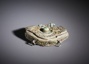 . : Borsa porta tabacco in cuoio, pietra dura, argento e fibre. Mongolia, XIX secolo.  - Asta Asta 450 | WUNDERKAMMER, CURIOSITIES & ETNOGRAFICA - A GENTLEMAN' S CABINET OF CURIOSITIES Online - Associazione Nazionale - Case d'Asta italiane