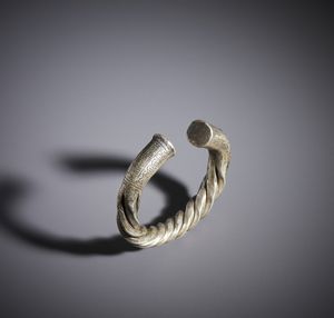 . - Bracciale in argento ottenuto dalla fusione di alcune monete di Maria Antonietta, proveniente dalla cultura Sakalava. Madagascar, XIX secolo.