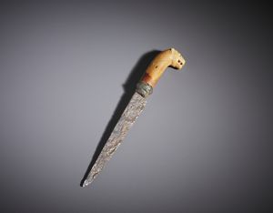 . : Coltello con testa di leone in osso e metallo. Venezia, XV secolo.  - Asta Asta 450 | WUNDERKAMMER, CURIOSITIES & ETNOGRAFICA - A GENTLEMAN' S CABINET OF CURIOSITIES Online - Associazione Nazionale - Case d'Asta italiane