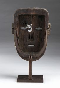 . : Maschera proveniente dalla cultura Assam con bella pagina del tempo. India, XIX secolo.  - Asta Asta 450 | WUNDERKAMMER, CURIOSITIES & ETNOGRAFICA - A GENTLEMAN' S CABINET OF CURIOSITIES Online - Associazione Nazionale - Case d'Asta italiane