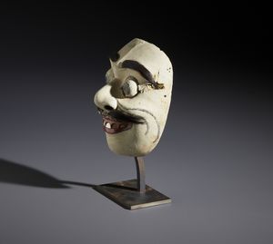 . : Maschera con base in legno dipinto, madreperla e metallo. Indonesia, inizi XX secolo.  - Asta Asta 450 | WUNDERKAMMER, CURIOSITIES & ETNOGRAFICA - A GENTLEMAN' S CABINET OF CURIOSITIES Online - Associazione Nazionale - Case d'Asta italiane