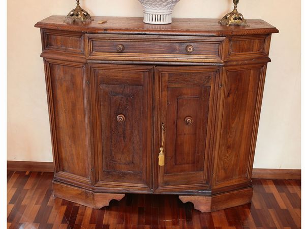 Piccola credenza rustica in legno tenero, noce ed altre essenze  - Asta Casa Lazzi - parte prima Arredi, dipinti, vetri di Murano, curiosit - Associazione Nazionale - Case d'Asta italiane