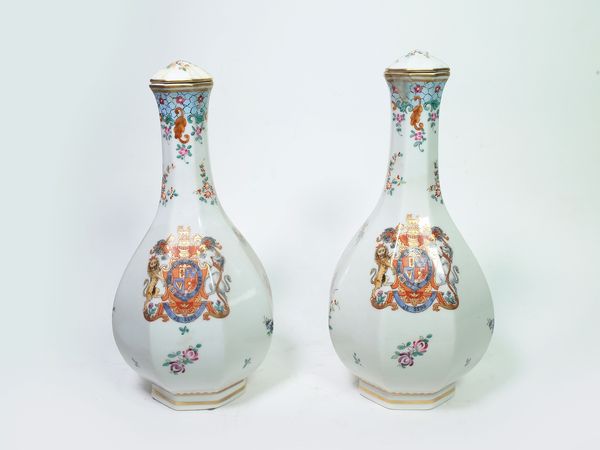 Coppia di vasi a bulbo in porcellana policroma, Porcelaine de Paris, Francia  - Asta Casa Lazzi - parte prima Arredi, dipinti, vetri di Murano, curiosit - Associazione Nazionale - Case d'Asta italiane