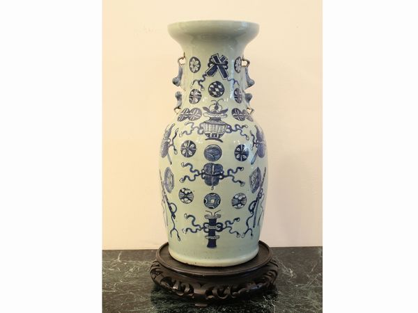 Vaso in porcellana, Cina, fine del XIX/inizio del XX secolo  - Asta Casa Lazzi - parte prima Arredi, dipinti, vetri di Murano, curiosit - Associazione Nazionale - Case d'Asta italiane