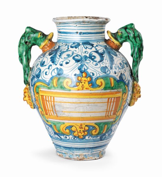 Anfora biansata in maiolica policroma bianco, blu, verde e giallo  - Asta Importanti Arredi, Maioliche, Sculture e Dipinti Antichi - Associazione Nazionale - Case d'Asta italiane