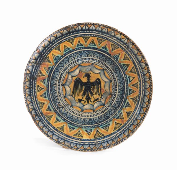 Piatto liscio in maiolica policroma ocra e blu  - Asta Importanti Arredi, Maioliche, Sculture e Dipinti Antichi - Associazione Nazionale - Case d'Asta italiane