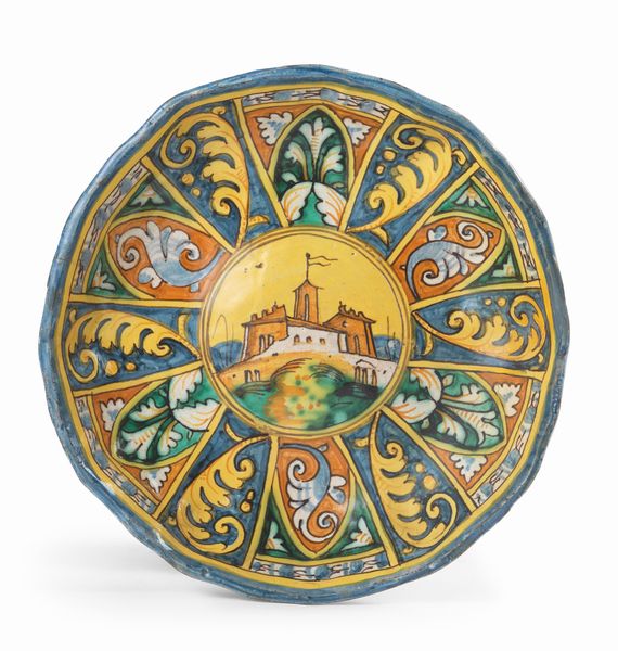 Crespina umbonata in maiolica policroma verde rame, azzurro e ocra gialla  - Asta Importanti Arredi, Maioliche, Sculture e Dipinti Antichi - Associazione Nazionale - Case d'Asta italiane